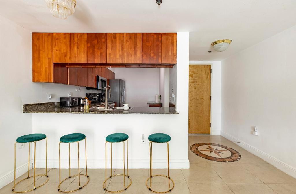Two Bedroom Oceanview Apartment In Brickell Майами Экстерьер фото